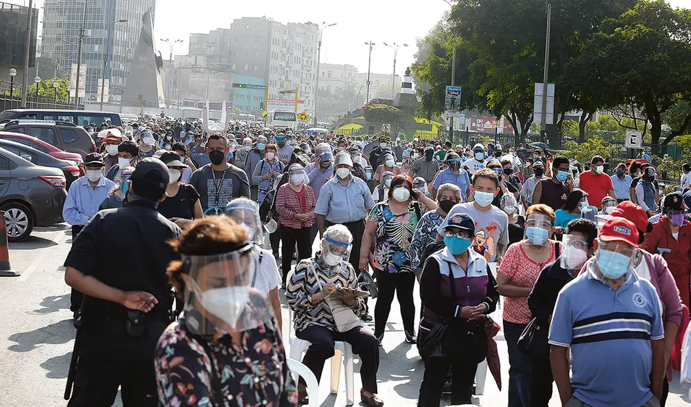 Descuido. Hubo colas y aglomeración en el Campo de Marte. Foto: Félix Contreras/La República Descuido. Hubo colas y aglomeración en el Campo de Marte. Foto: Félix Contreras/La República