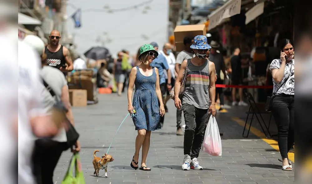 Ciudadanos aún están obligados a cubrirse nariz y boca en espacios cerrados. Foto: EFE