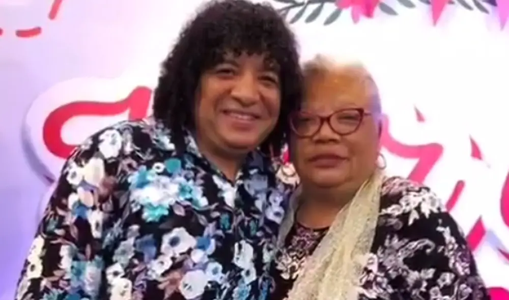 Carlos Vílchez acompañó a su madre a recibir la vacuna contra el coronavirus. Foto: Carlos Vílchez/ Instagram