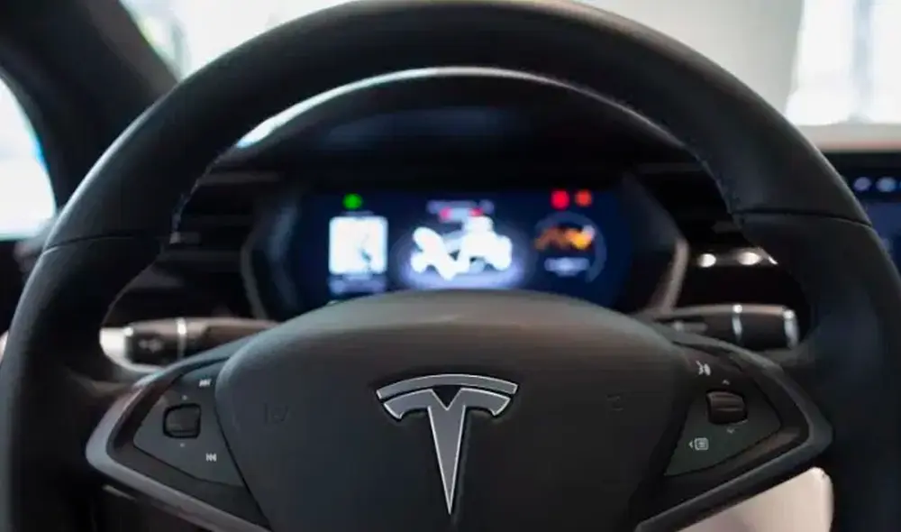 Algunos expertos han criticado a la compañía por usar términos como “piloto automático” y dar una falsa apariencia de autonomía al vehículo. Foto: EFE Algunos expertos han criticado a la compañía por usar términos como “piloto automático” y dar una falsa apariencia de autonomía al vehículo. Foto: EFE