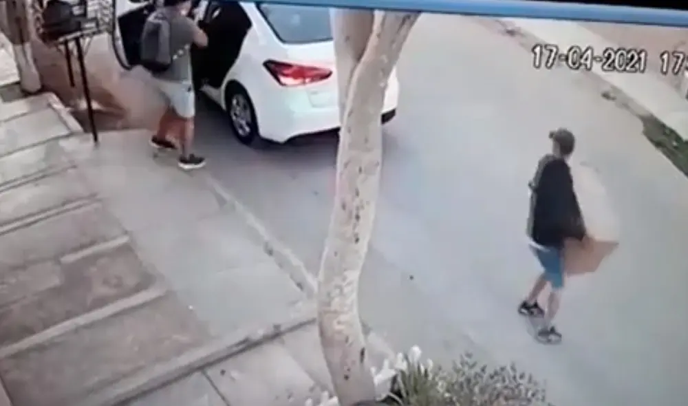 Uno de los delincuentes obligó al agraviado a meterse en el auto mientras él dejaba la caja con el equipo en medio de la pista para que lo recoja su cómplice. Foto: captura de América noticias Uno de los delincuentes obligó al agraviado a meterse en el auto mientras él dejaba la caja con el equipo en medio de la pista para que lo recoja su cómplice. Foto: captura de América noticias