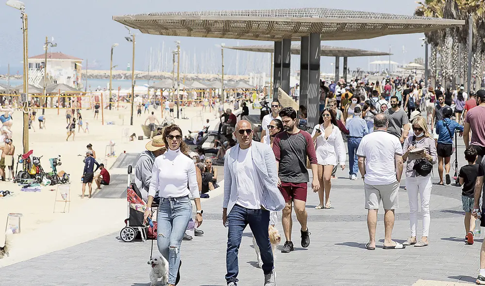 Normalidad. El verano se acerca y la gente comienza a ocupar las playas. Foto: EFE