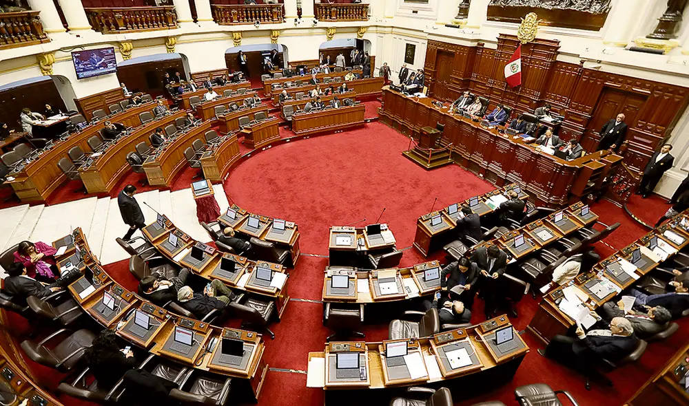 Poderes. Los cambios a la Constitución tendrían que pasar por un Congreso fragmentado. Foto: La República