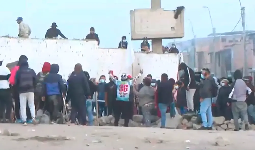 Personas permanecen en la zona tras el enfrentamiento la madrugada del lunes. Foto: captura Latina