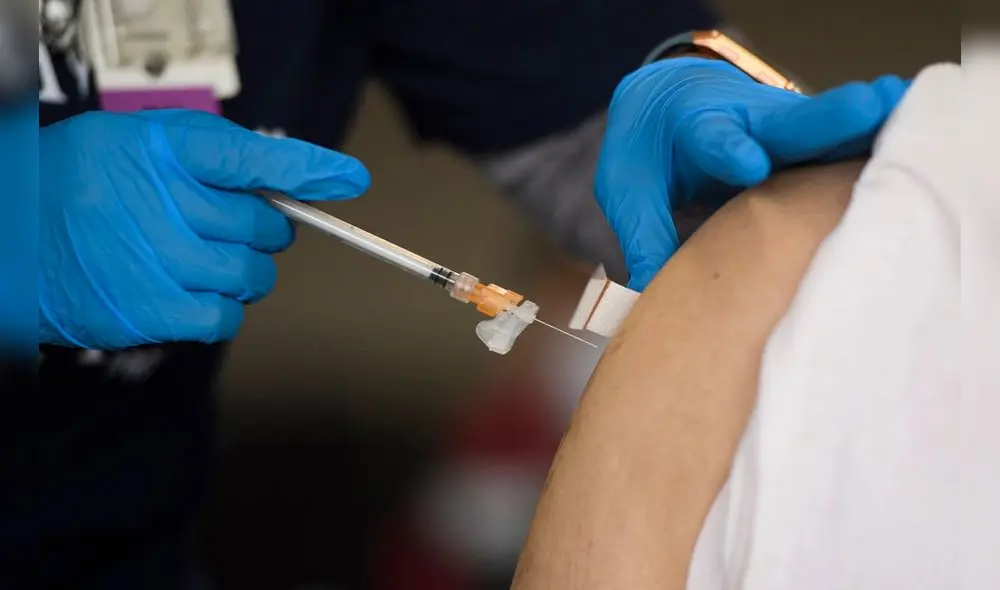 A registered nurse administers a dose of the Moderna Covid-19 vaccine at a Veterans Administration (VA) Long Beach Healthcare System pop-up vaccination site at the Dae Hueng Presbyterian Church on April 17, 2021 in Gardena, California. (Photo by Patrick T. FALLON / AFP)