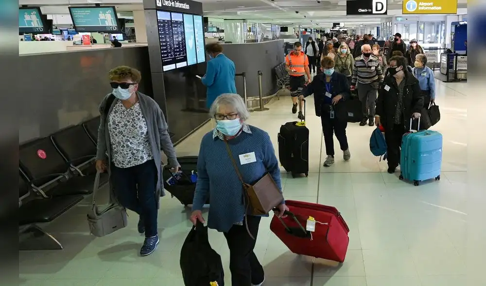 Travellers proceed to the check-in counters for New Zealand flights at Sydney International Airport on April 19, 2021, as Australia and New Zealand opened a trans-Tasman quarantine-free travel bubble. (Photo by SAEED KHAN / AFP) Travellers proceed to the check-in counters for New Zealand flights at Sydney International Airport on April 19, 2021, as Australia and New Zealand opened a trans-Tasman quarantine-free travel bubble. (Photo by SAEED KHAN / AFP)