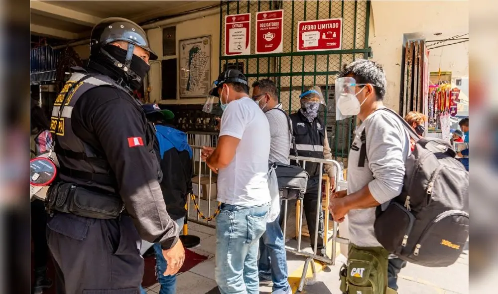 Este lunes se realizó campaña de sensibilización en la puerta del mercado San Camilo. Foto: Municipalidad de Arequipa