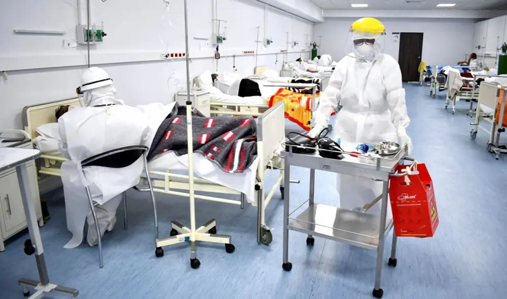 Muchos pacientes en grave estado de salud esperan por una cama UCI. Personal sanitario no se da abasto. Foto: La República Muchos pacientes en grave estado de salud esperan por una cama UCI. Personal sanitario no se da abasto. Foto: La República