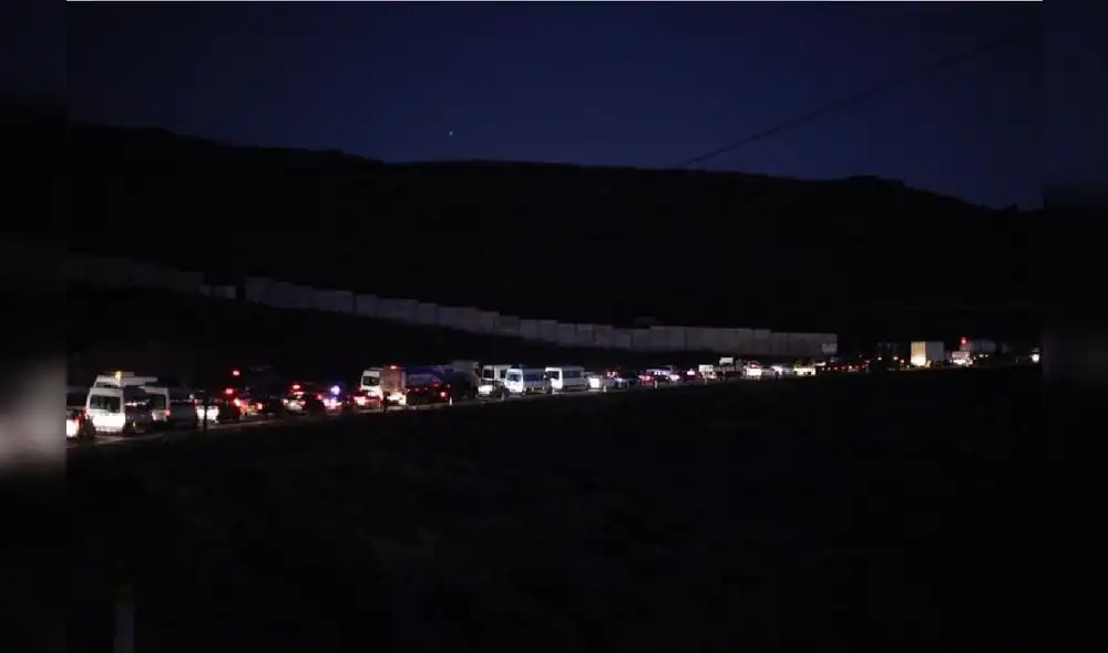 Cientos de vehículos esperan para poder ingresar a la ciudad. Foto: Rodrigo Talavera/La República Cientos de vehículos esperan para poder ingresar a la ciudad. Foto: Rodrigo Talavera/La República