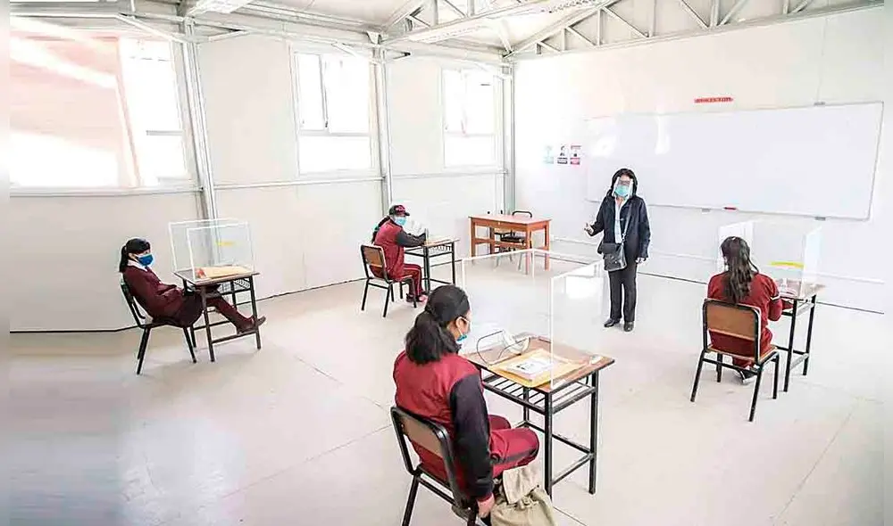 Hasta el 9 de agosto, 396.986 docentes y trabajadores administrativos recibieron la primera dosis de la vacuna contra la COVID-19. Foto: Andina