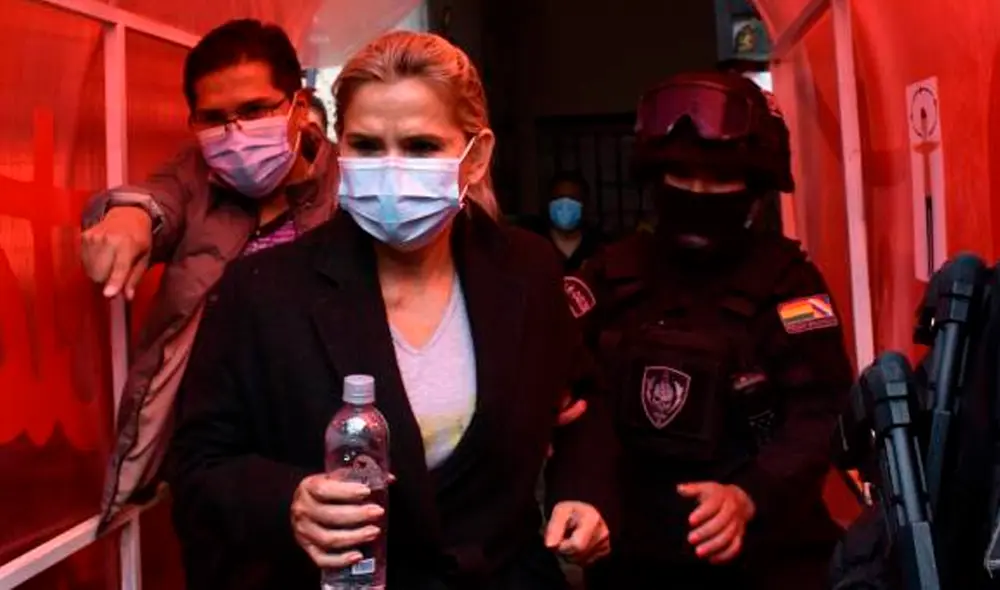 El médico finalmente pudo entrar al penal a media tarde y se pidió realizar exámenes complementarios de laboratorio a Áñez. Foto: EFE