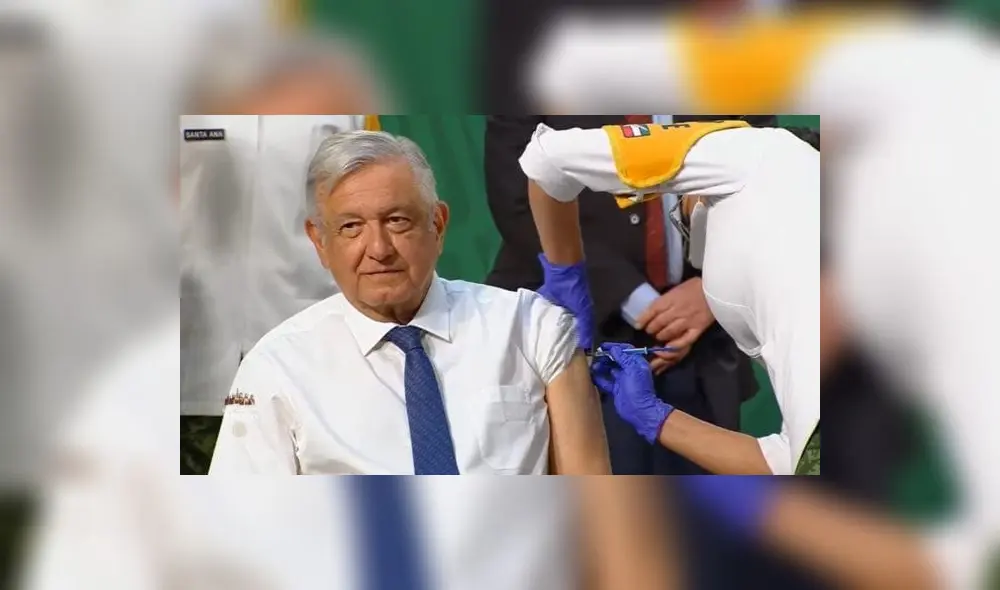 AMLO se vacunó conta la COVID-19 desde la conferencia matutina, llevada a cabo en el Palacio Nacional. Foto: Presidencia México