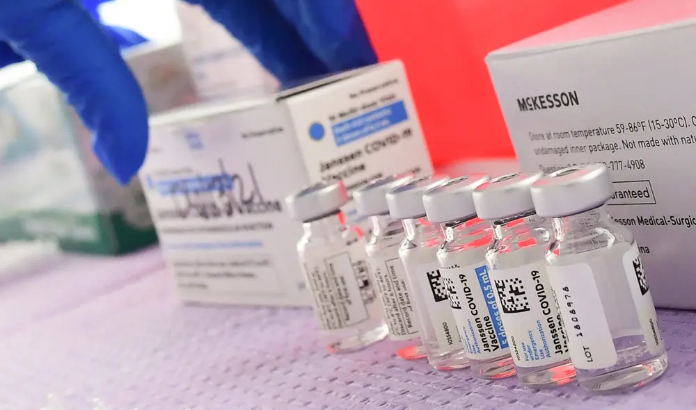 Regulador europeo recalcó que beneficios de esta vacuna siguen siendo mayores a los riesgos. Foto: AFP Regulador europeo recalcó que beneficios de esta vacuna siguen siendo mayores a los riesgos. Foto: AFP