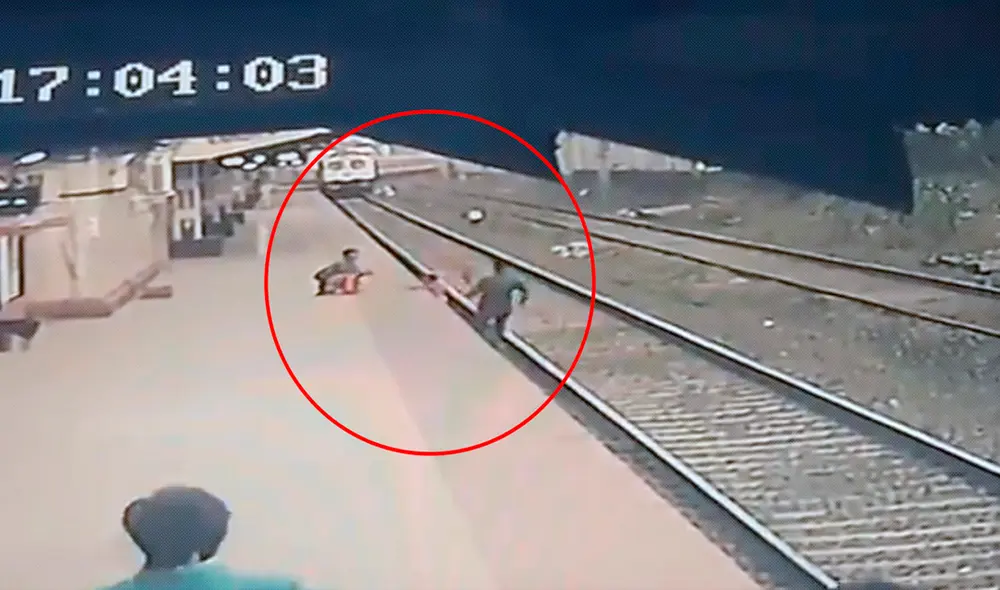 Las cámaras de seguridad de la estación de trenes captaron el preciso instante en que un trabajador ferroviario logró auxiliar a un niño. Foto: captura de YouTube Las cámaras de seguridad de la estación de trenes captaron el preciso instante en que un trabajador ferroviario logró auxiliar a un niño. Foto: captura de YouTube