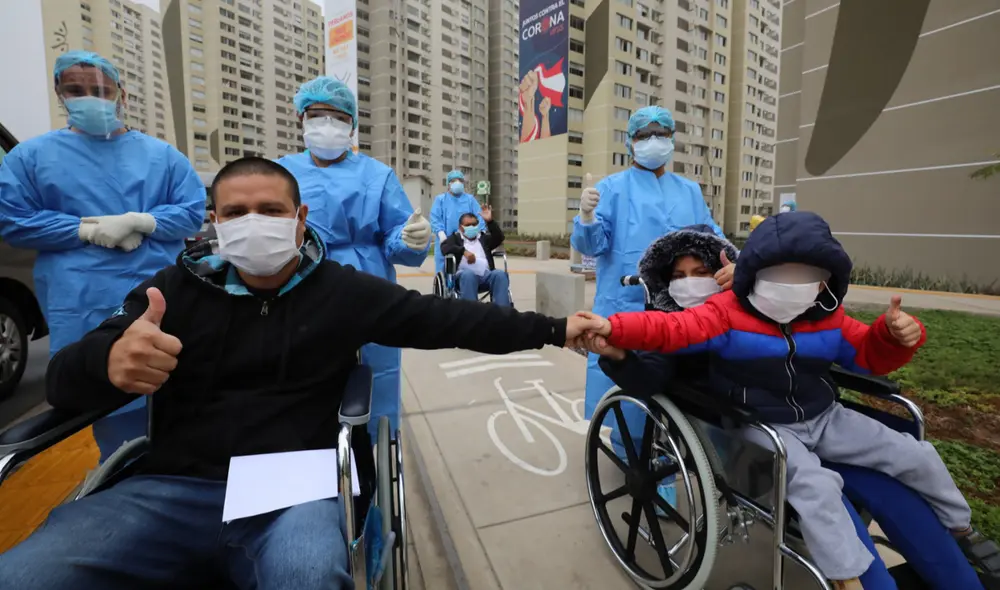 Una familia sale de alta de la Villa Panamericana tras vencer a la COVID-19. Foto: EsSalud