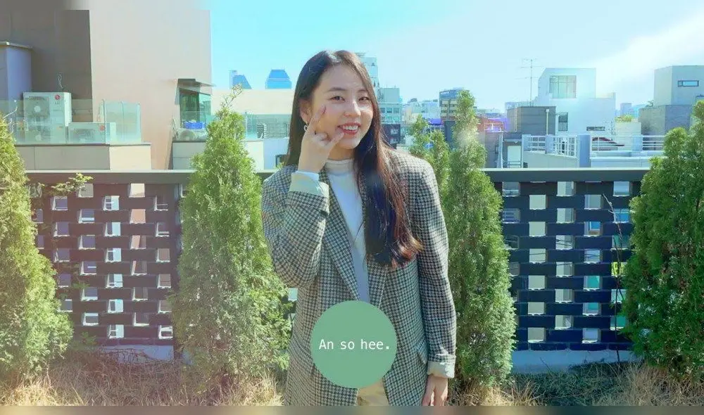 Sohee comunicándose en lengua de señas. Foto: captura YouTube/SoheeAhn