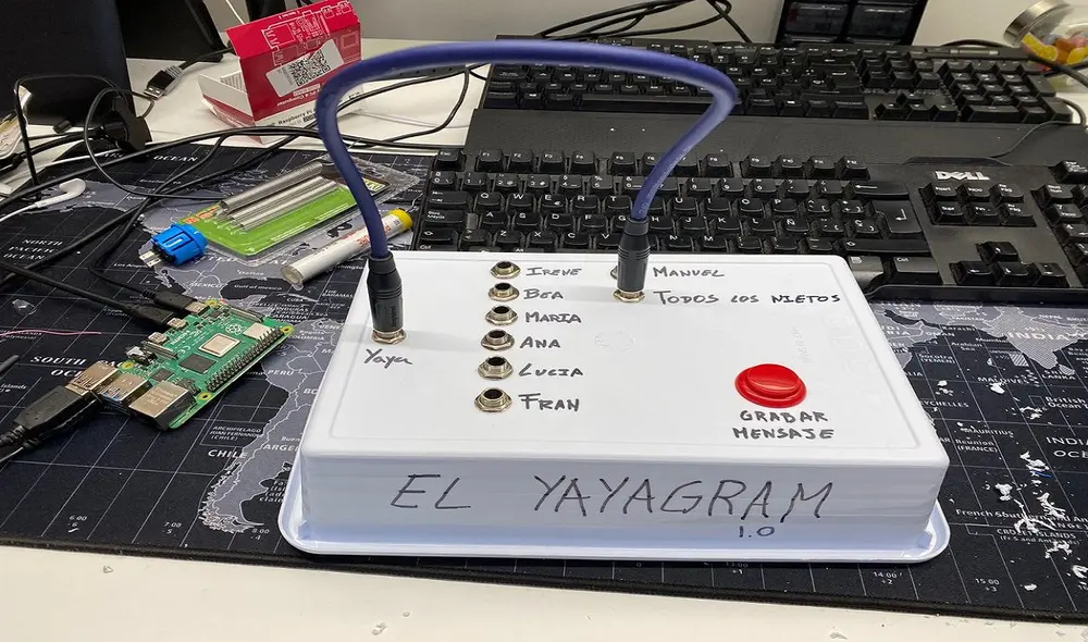El Yayagram es simple en apariencia porque está formado por un cable, una pequeña impresora, un botón, un micrófono y ocho agujeros. Foto @mrcatacroquer