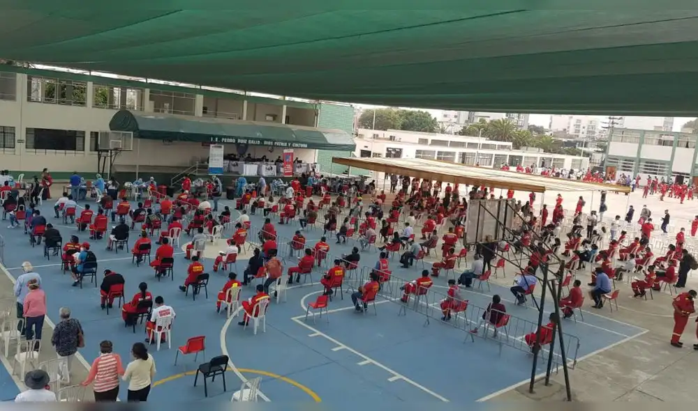 Inoculación se realiza en el colegio Pedro Ruiz Gall. Foto: Pamela Advíncula/URPI-LR Inoculación se realiza en el colegio Pedro Ruiz Gall. Foto: Pamela Advíncula/URPI-LR