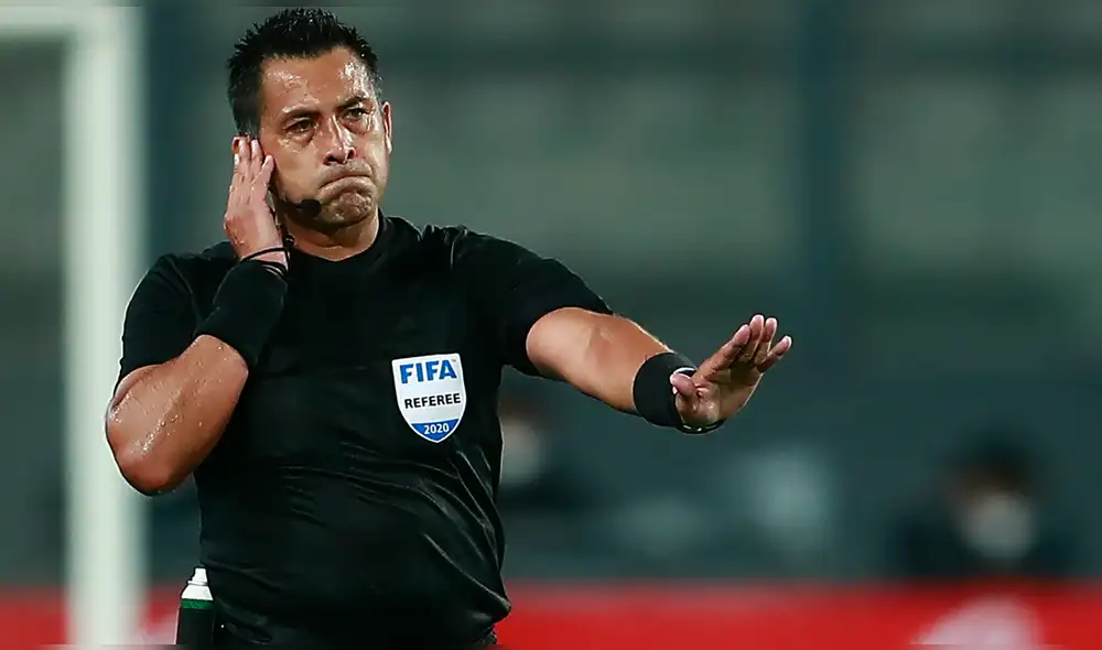 Julio Bascuñán arbitró el Perú vs. Brasil de la segunda fecha de las eliminatorias Qatar 2022. Foto: AFP