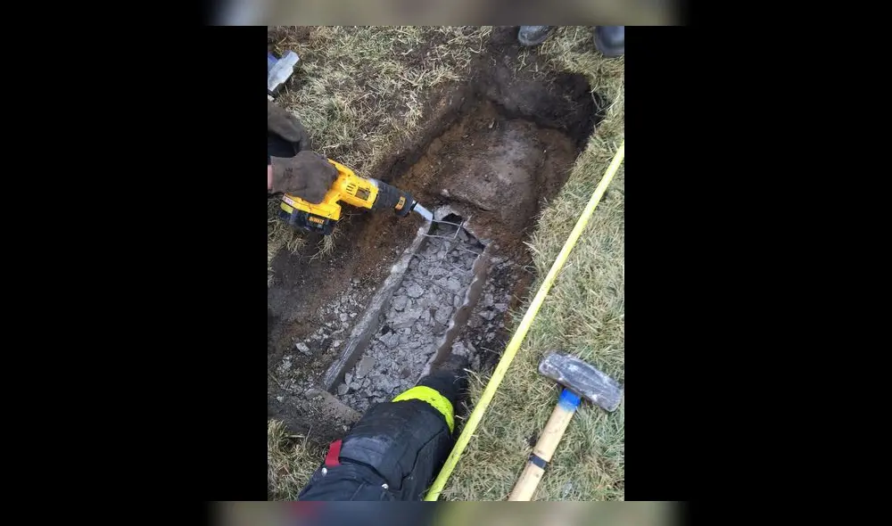 Valerosos ciudadnaos italianos salvaron a un lindo perro negro atrapado en una tubería. Foto: captura de YouTube Valerosos ciudadnaos italianos salvaron a un lindo perro negro atrapado en una tubería. Foto: captura de YouTube