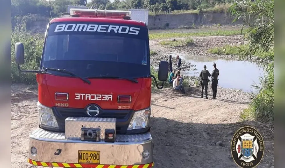Habitantes del sector, miembros de la Policía y el Cuerpo de Bomberos Voluntarios de Cúcuta hallaron los cuerpos sin vida de la familia venezolana. Foto: El Tiempo Habitantes del sector, miembros de la Policía y el Cuerpo de Bomberos Voluntarios de Cúcuta hallaron los cuerpos sin vida de la familia venezolana. Foto: El Tiempo