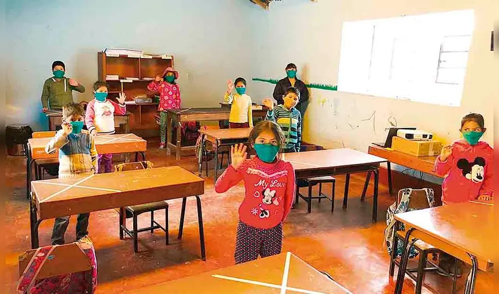 De regreso. Niños de Huarhua regresaron a clases presenciales. Su maestra para evitar traer el virus, decidió vivir en colegio.