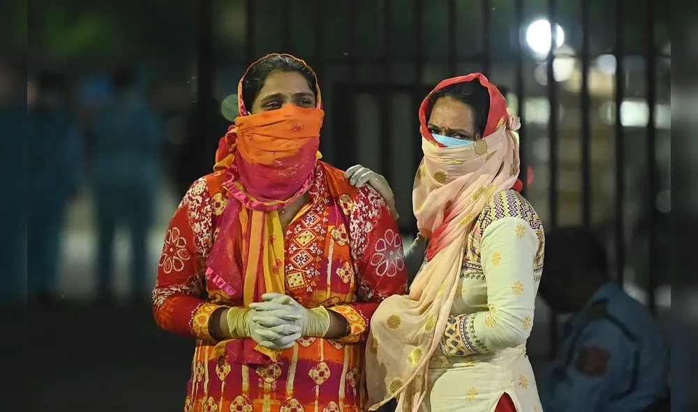 Familiares de una víctima de COVID-19 lloran durante una cremación en el crematorio Nigambodh Ghat, a orillas del río Yamuna en Nueva Delhi (India). Foto: AFP Familiares de una víctima de COVID-19 lloran durante una cremación en el crematorio Nigambodh Ghat, a orillas del río Yamuna en Nueva Delhi (India). Foto: AFP