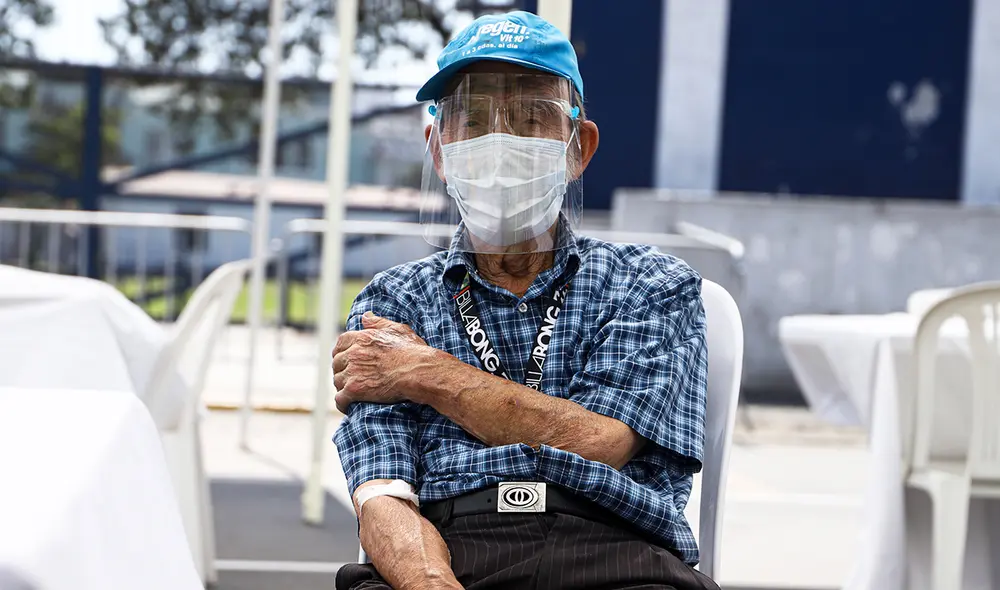 Las vacunas se aplican a los adultos mayores de 80 años de Lima Metropolitana y Callao. Foto: Martin Reyes / Grupo La República Las vacunas se aplican a los adultos mayores de 80 años de Lima Metropolitana y Callao. Foto: Martin Reyes / Grupo La República