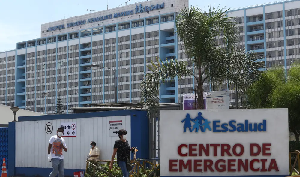 Familiares afirman que no reciben información suficiente del estado de salud de la mujer. Foto: La República Familiares afirman que no reciben información suficiente del estado de salud de la mujer. Foto: La República