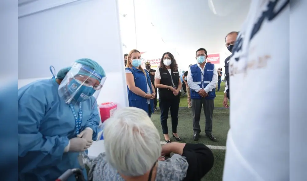 Primera ministra reiteró a la población que confíe en las vacunas. Foto: PCM Primera ministra reiteró a la población que confíe en las vacunas. Foto: PCM