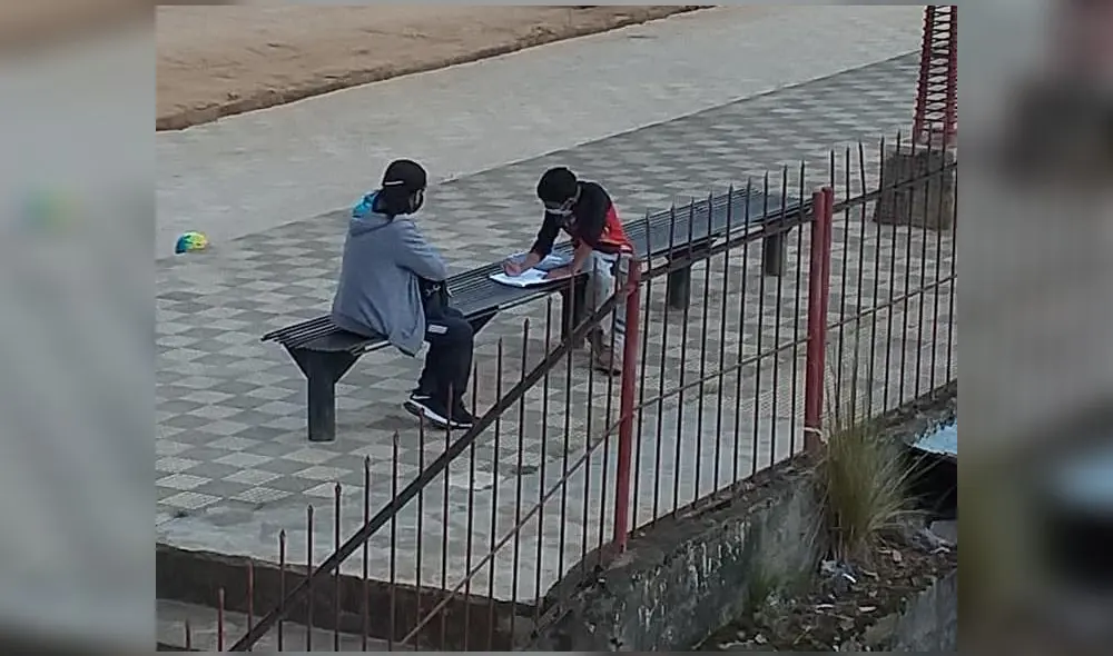 La maestra fue captada en el parque de la Mama Nate. Foto: Yenny Solis/Facebook La maestra fue captada en el parque de la Mama Nate. Foto: Yenny Solis/Facebook