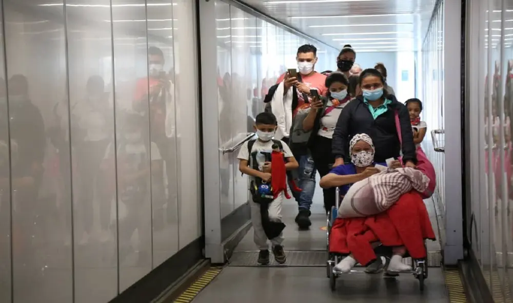 Este grupo de migrantes llegaron a Venezuela provenientes de Guayaquil en un vuelo de Conviasa, la aerolínea estatal que se encarga del Plan Vuelta a la Patria. Foto: Twitter/@RanderPena Este grupo de migrantes llegaron a Venezuela provenientes de Guayaquil en un vuelo de Conviasa, la aerolínea estatal que se encarga del Plan Vuelta a la Patria. Foto: Twitter/@RanderPena