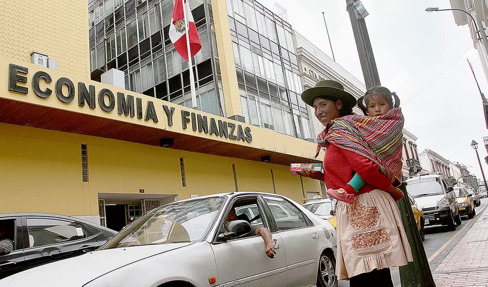 Centro de Lima. Sede del Ministerio de Economía y Finanzas desde donde se realizarían las presiones a Osinergmin. Foto: Virgilio Grajeda Centro de Lima. Sede del Ministerio de Economía y Finanzas desde donde se realizarían las presiones a Osinergmin. Foto: Virgilio Grajeda