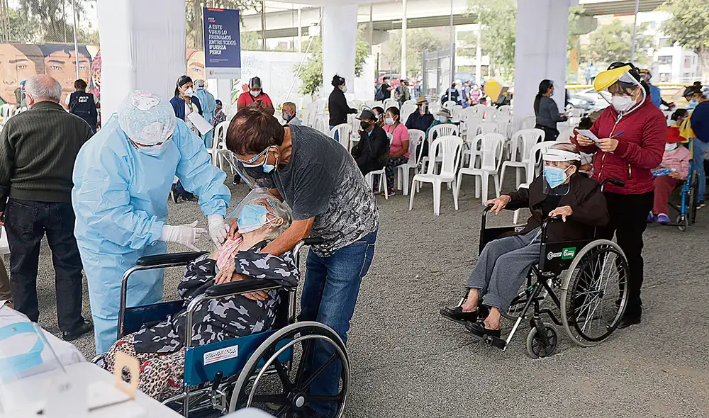 Avanza. La jornada de vacunación de los adultos mayores de 80 años continuará este domingo de inmovilización social. Foto: Félix Contreras Avanza. La jornada de vacunación de los adultos mayores de 80 años continuará este domingo de inmovilización social. Foto: Félix Contreras