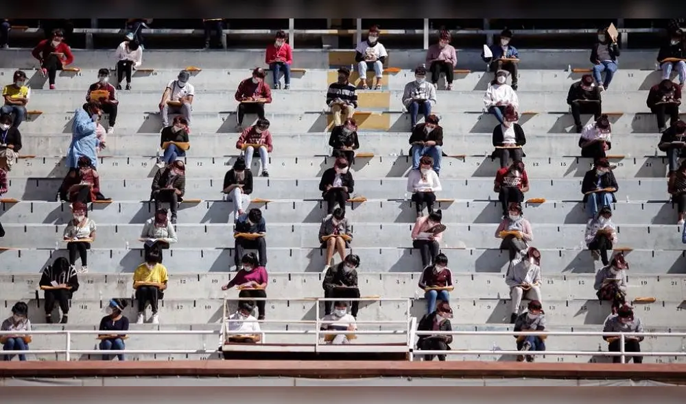 Jóvenes rindieron el examen en las tribunas del estadio de la UNSA. Foto: Rodrigo Talavera / La República