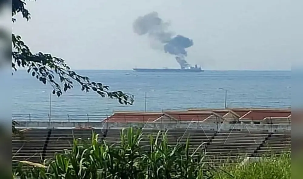 Medios locales han informado que el fuego en el barco petrolero estaría controlado. Foto: AFP Medios locales han informado que el fuego en el barco petrolero estaría controlado. Foto: AFP