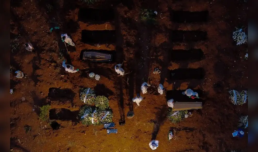 Personal entierra ataúdes en el cementerio de Vila Formosa en Sao Paulo, Brasil. Foto: AFP Personal entierra ataúdes en el cementerio de Vila Formosa en Sao Paulo, Brasil. Foto: AFP