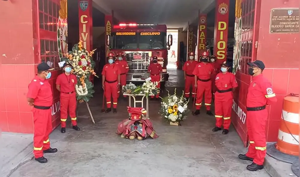Cuerpo de bomberos de la Salvadora N.° 27 rindió un sentido homenaje en su sede. Foto: Tvi Noticias/Facebook