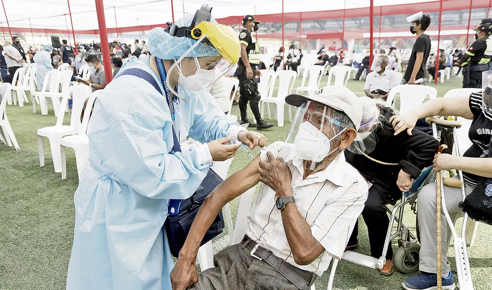 Pone el hombro. La jornada de vacunación de adultos mayores de 80 años continúa hoy, pese a la inmovilidad obligatoria. Foto: Antonio Melgarejo/La República