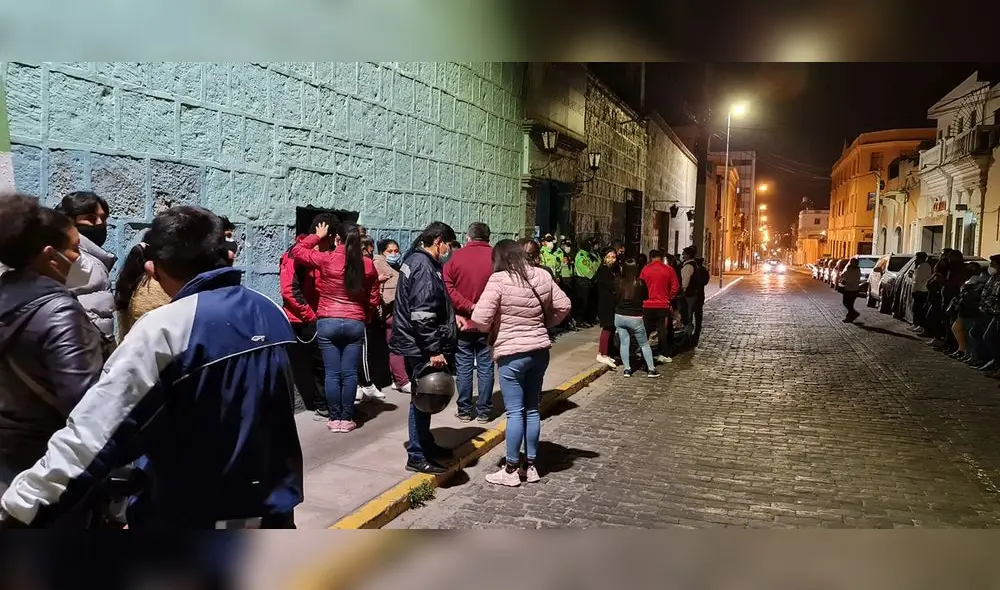 Progenitores esperaron en las afueras de la Comisaría de Palacio Viejo para ver a sus hijos intervenidos. Foto: Frase Corta