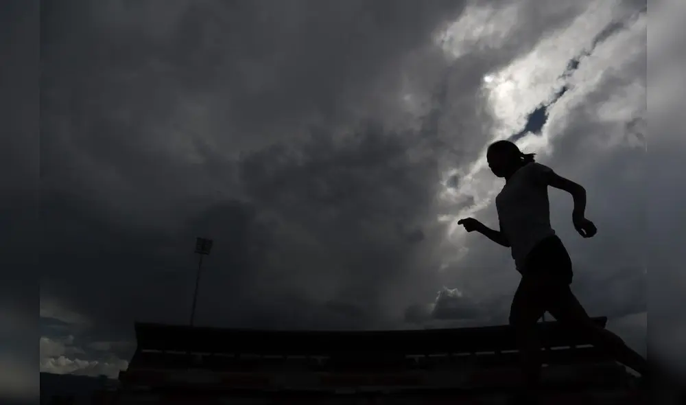 La multicampeona sudamericana y panamericana de atletismo trota al caer la tarde en el Estadio Huancayo.
