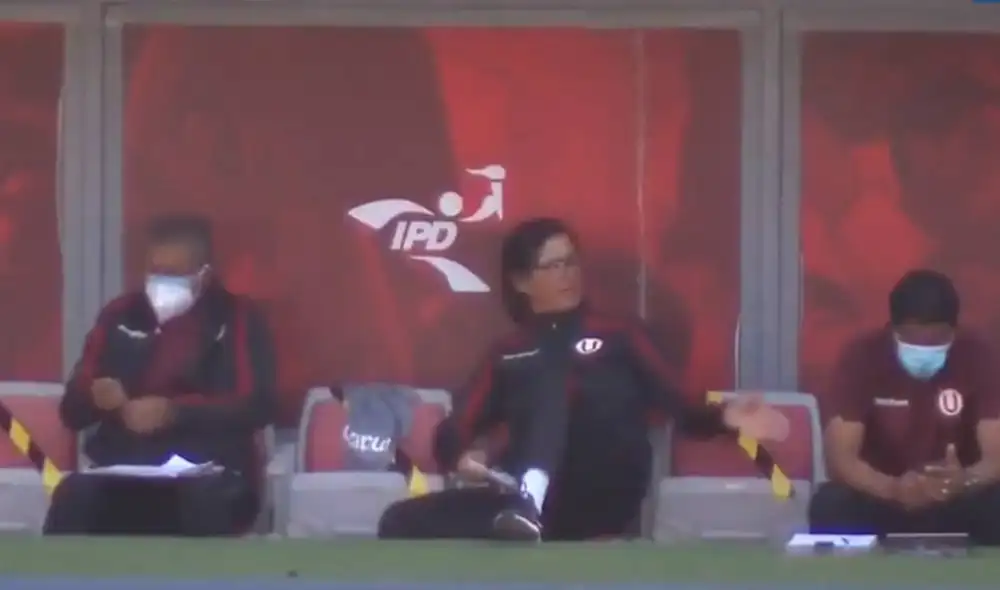 El instante en que Comizzo comenzó a criticar a Espinoza tras decretar el penal a favor de Sporting Cristal. Foto: captura Gol Perú