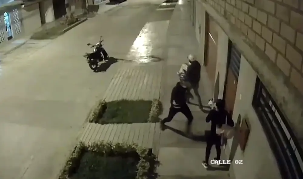 Los dos malhechores atacaron a la víctima en medio de una calle solitaria. Foto: captura de Canal N