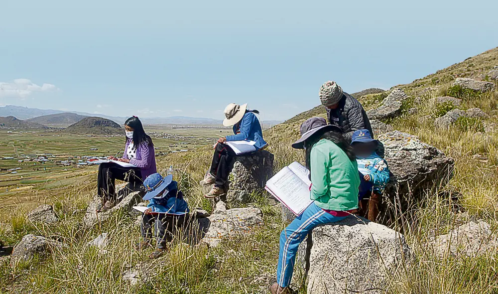 Desde el inicio de la pandemia, marzo del 2020, así se educan los alumnos del José Antonio Encinas. Foto: Juan Carlos Cisneros / La República