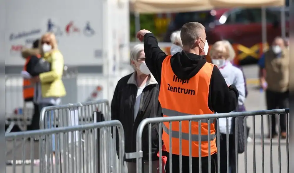 Un 23,4 % de la población ha recibido ya la primera dosis, mientras que a un 7,4% se le administró la pauta completa. Foto: AFP
