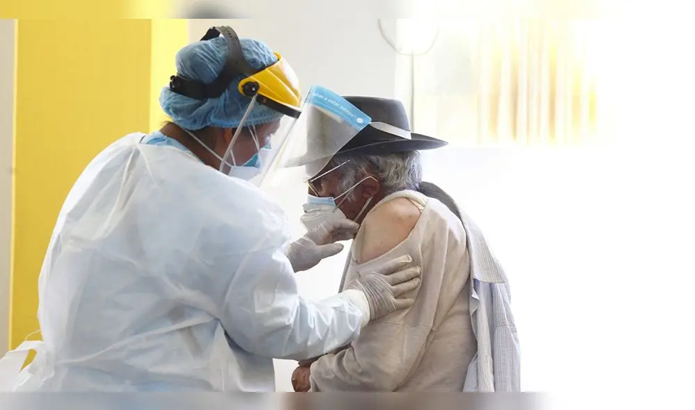 En otras regiones del sur, como en Puno, inició la vacunación de adultos mayores este lunes. Foto: Juan Carlos Cisneros / La República