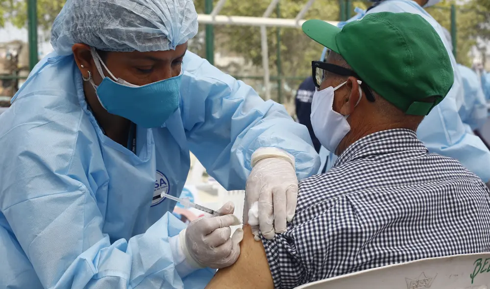 Especialista sugiere que si una persona tiene COVID-19 debe esperar a recuperarse para vacunarse contra la influenza. Foto: La República Especialista sugiere que si una persona tiene COVID-19 debe esperar a recuperarse para vacunarse contra la influenza. Foto: La República