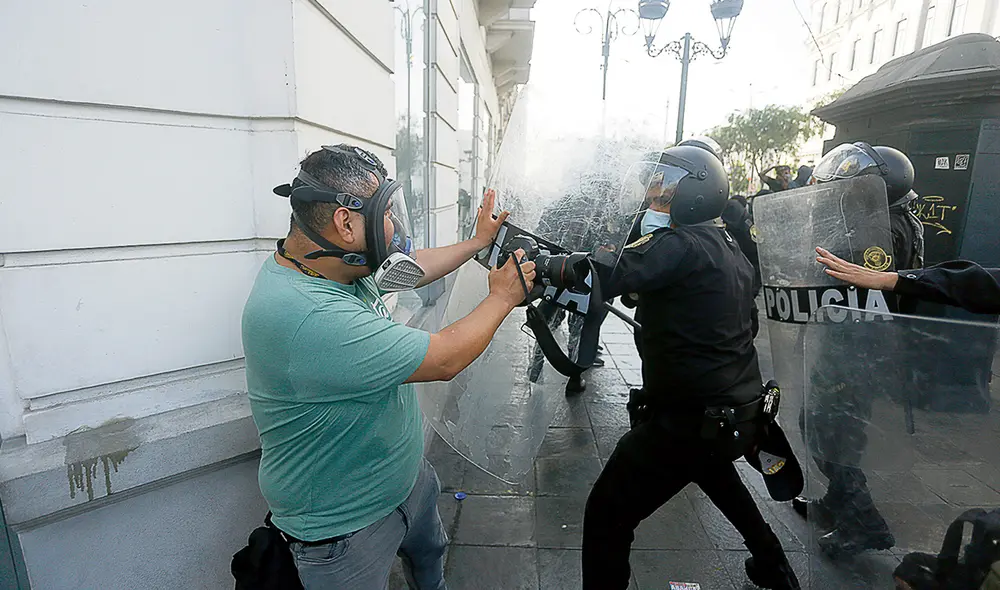 Acometida. En noviembre pasado, más de cuarenta periodistas que cubrieron las protestas fueron atacados por la policía. Foto: Marco Cotrina / La República