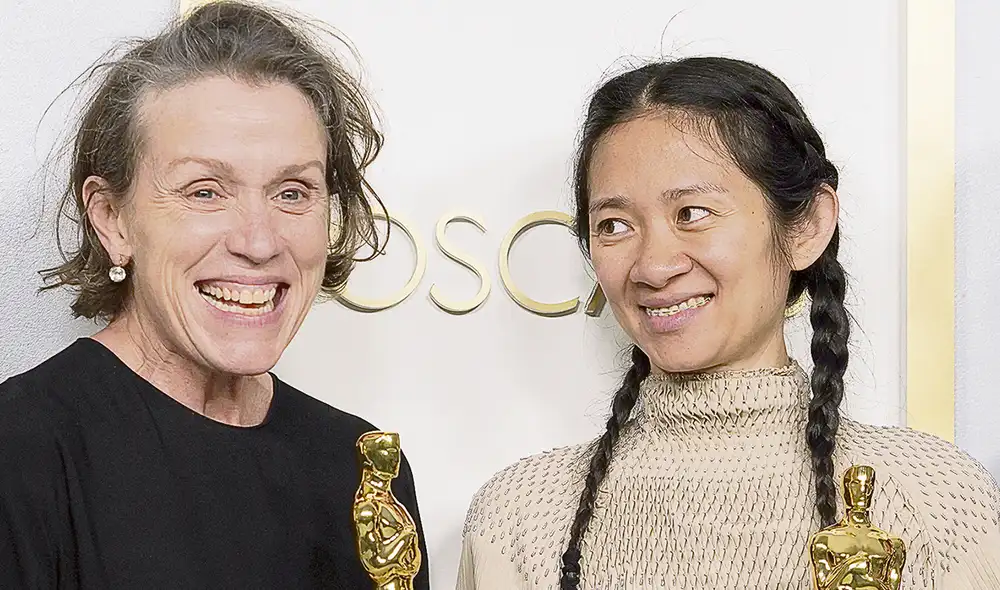 Ganadoras. Frances McDormand y Chloé Zhao triunfaron con Nomadland. Foto: difusión Ganadoras. Frances McDormand y Chloé Zhao triunfaron con Nomadland. Foto: difusión