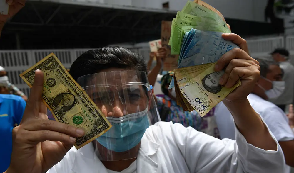 El dólar BCV sirve como referencia para gran cantidad de personas en Venezuela. Foto: AFP El dólar BCV sirve como referencia para gran cantidad de personas en Venezuela. Foto: AFP